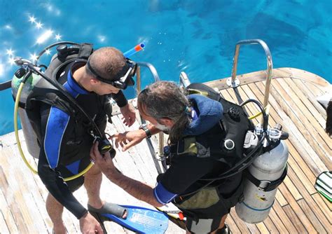 buddy scuba diving safety check.